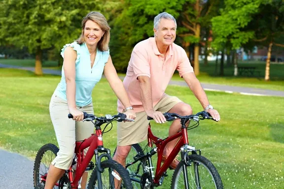 cuplu in varsta pe bicicleta